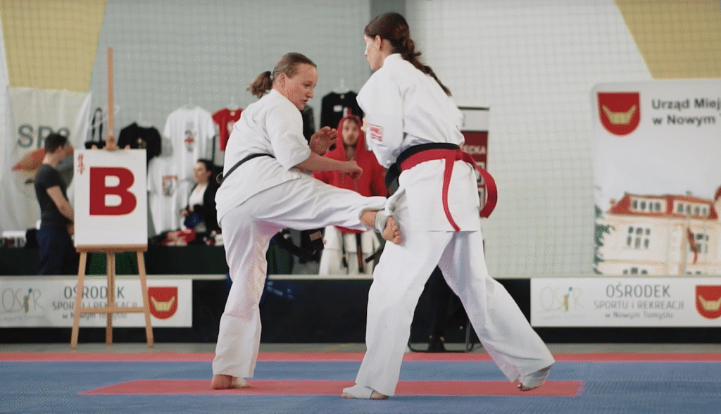 Agnieszka Winek kopiąca low kick - Mawashi Geri Gedan podczas Mistrzostw Polski w Nowym Tomyślu