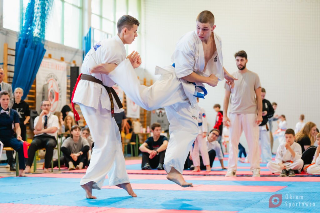Jakub Gębala wykonujący technikę ushiro-mawashi geri