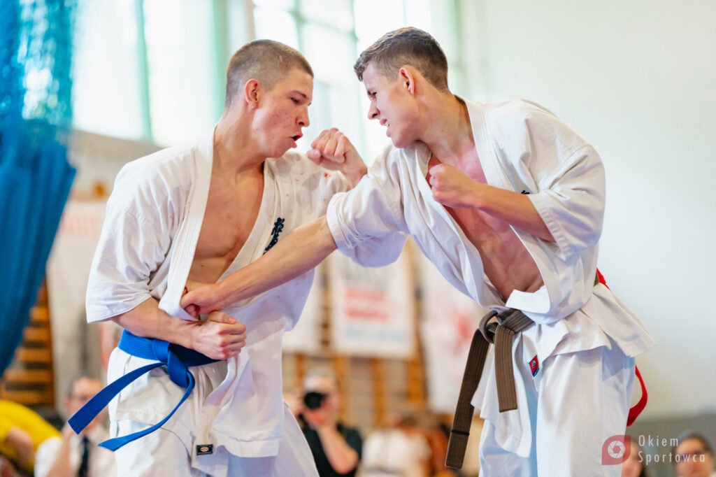 Jakub Gębala, dwóch mężczyzn podczas wymiany ciosów w Karate-gi